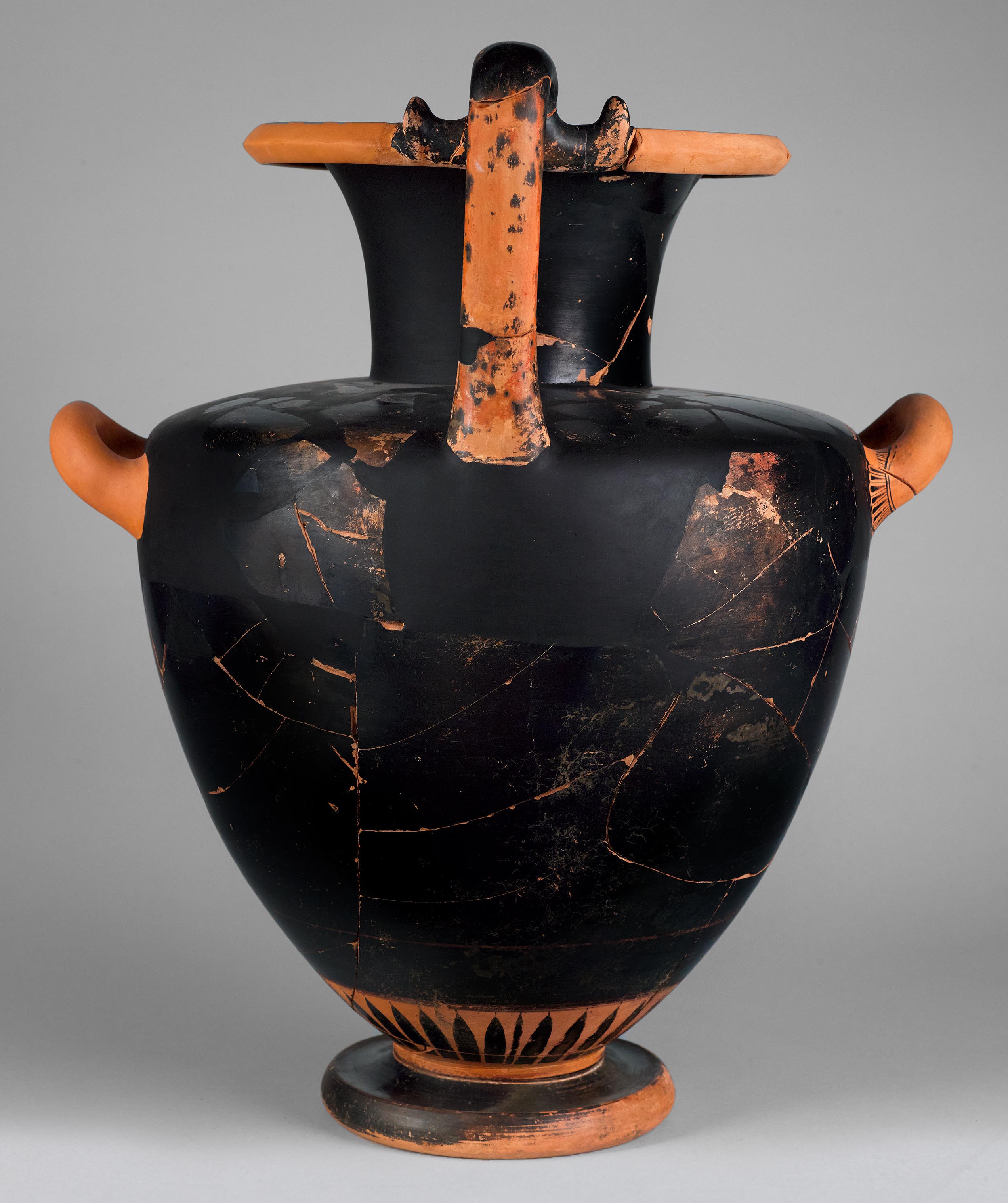 The other side of the vase, with no figural decoration