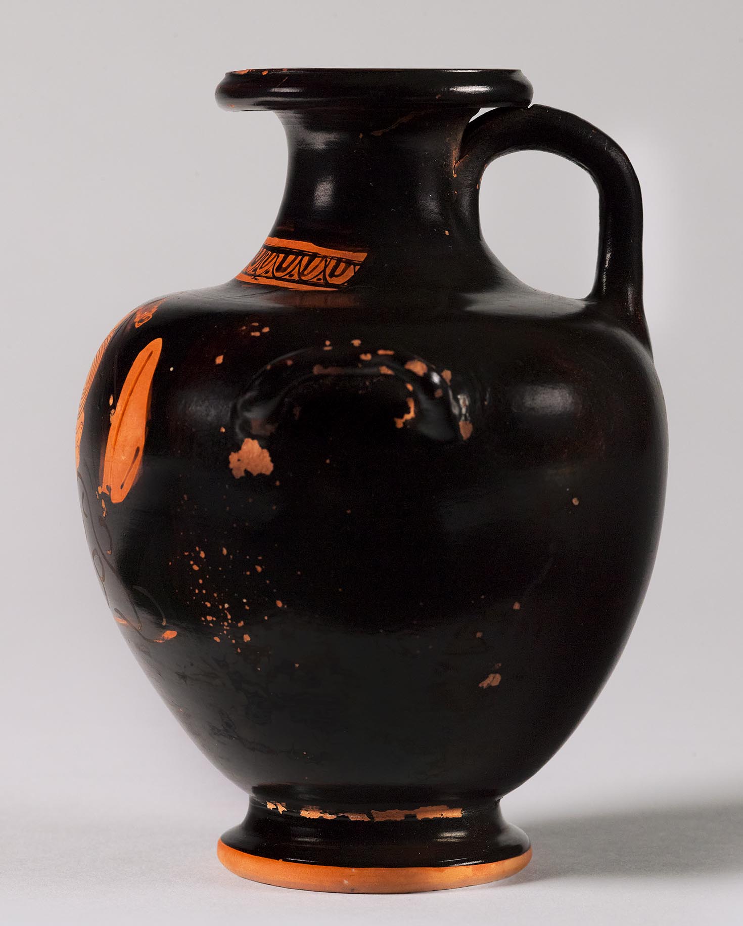 Side view of the vase, showing some decoration on the right side 