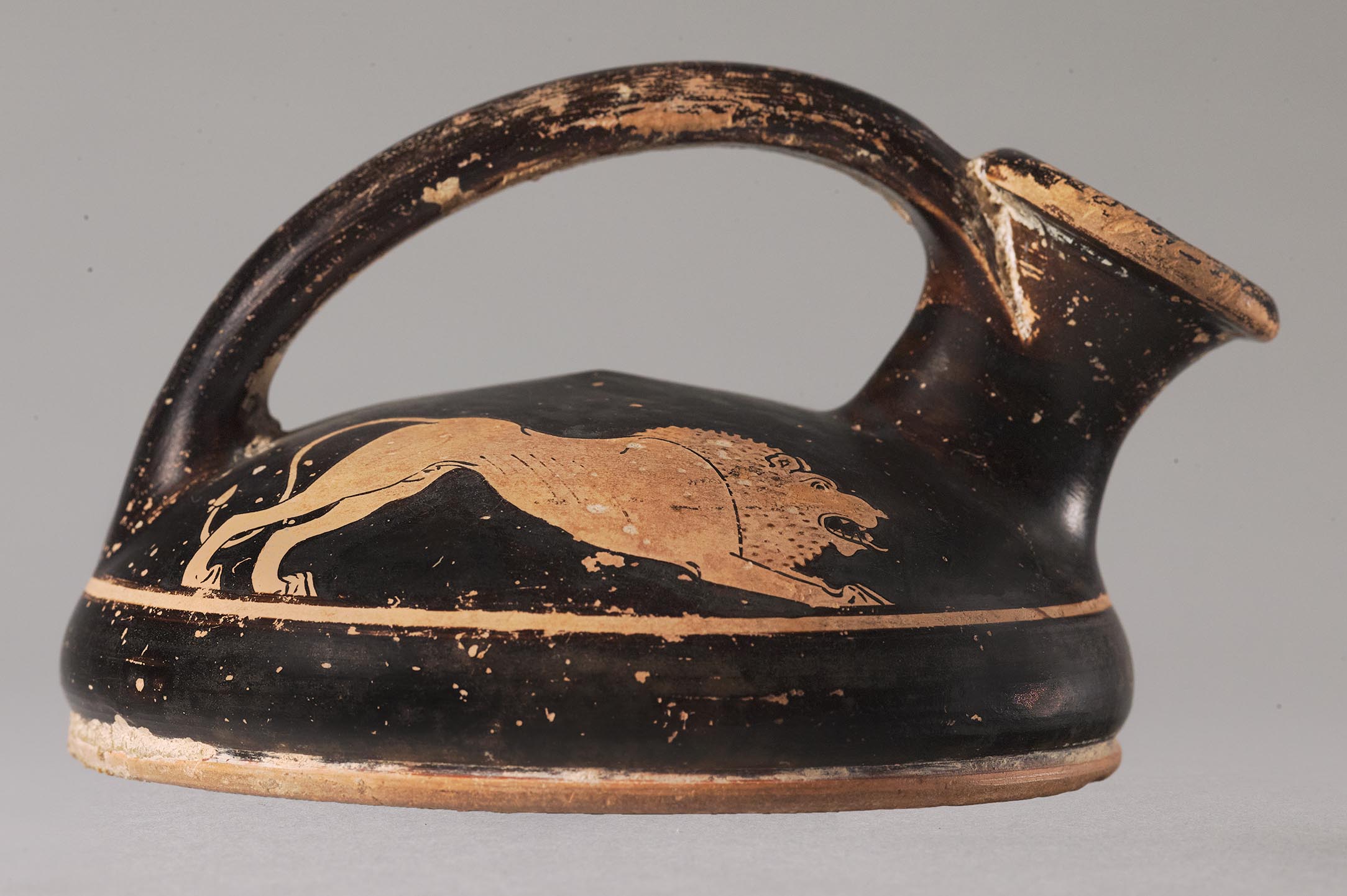 The left side of the askos, the body depicting a lion
