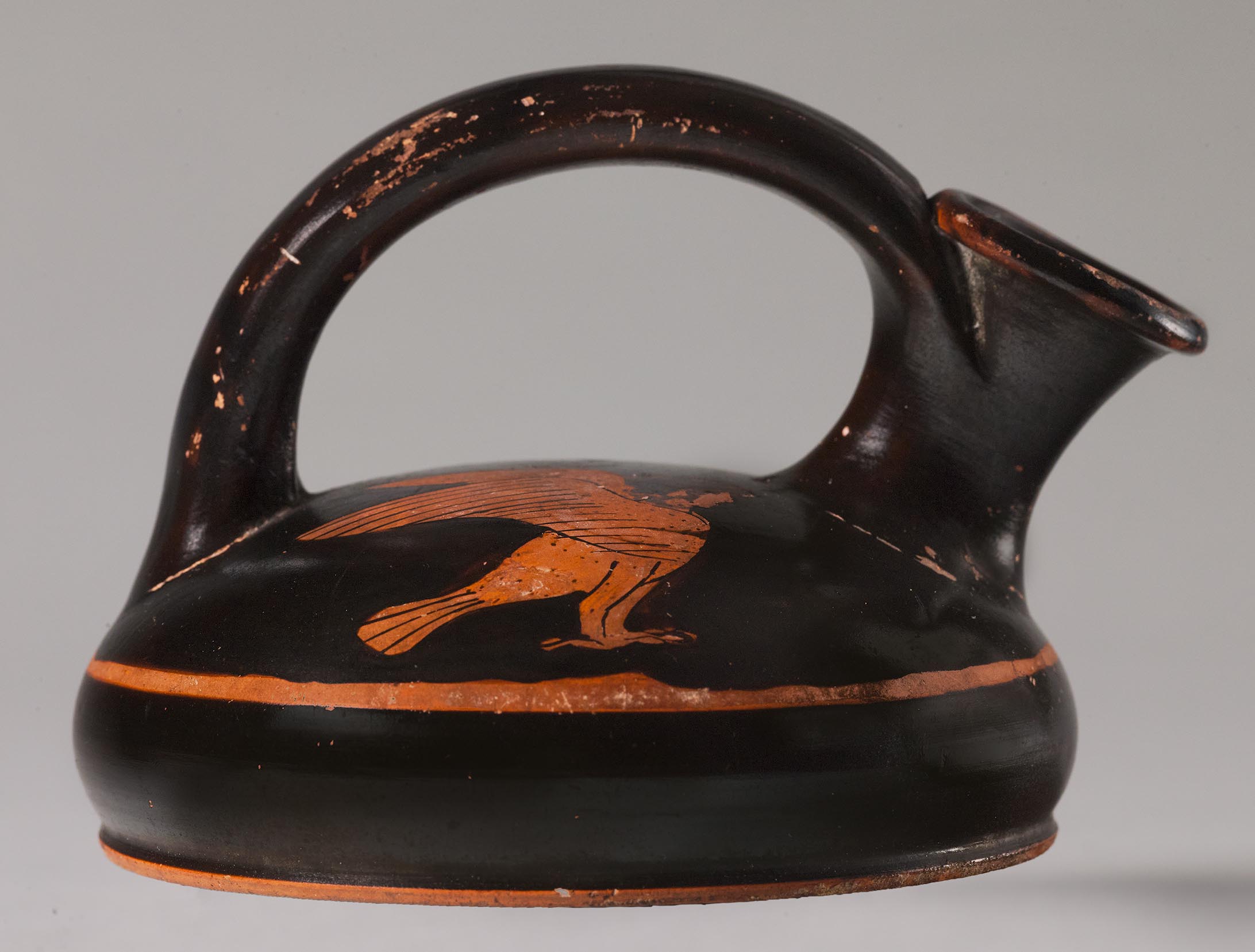 The left side of the askos, the body depicting a siren
