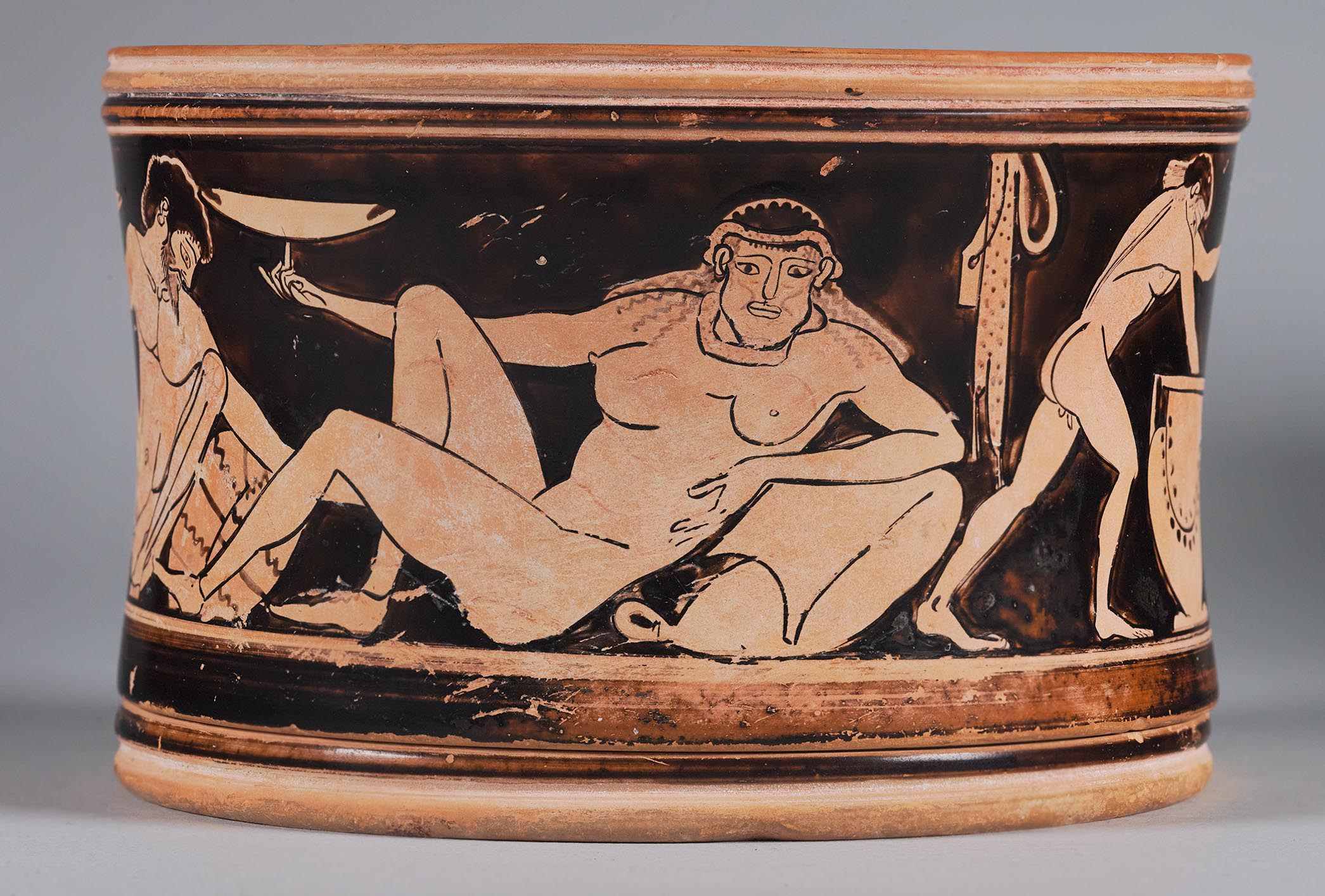One view of a vase lid, the body depicting a symposion