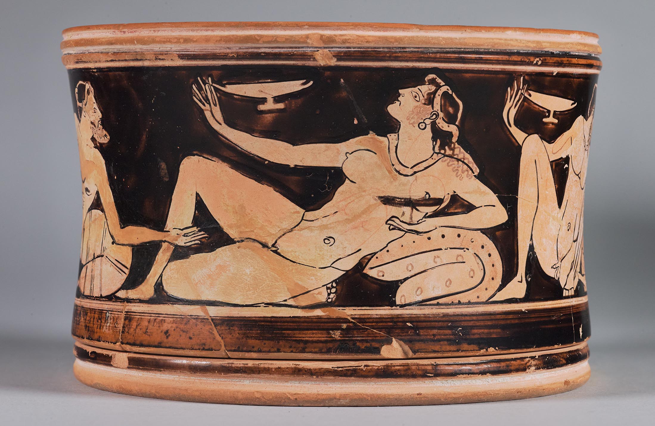 One view of a vase lid, the body depicting a symposion